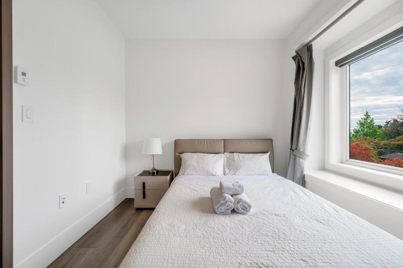 Charming and Modern Retreat in Vancouver Trendy 42nd Avenue Neighbourhood - image 8