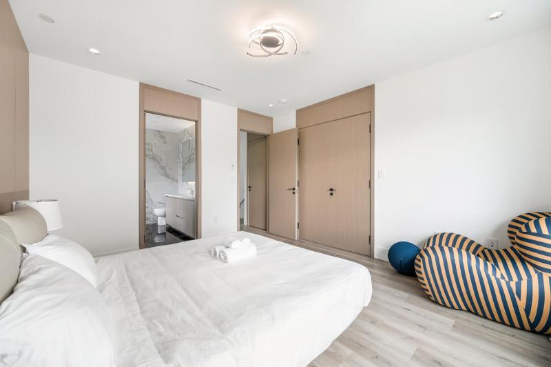 Charming and Modern Retreat in Vancouver Trendy 42nd Avenue Neighbourhood - image 2