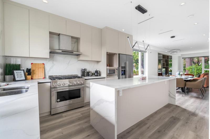 Charming and Modern Retreat in Vancouver Trendy 42nd Avenue Neighbourhood - image 6