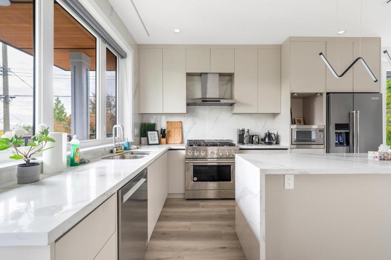 Charming and Modern Retreat in Vancouver Trendy 42nd Avenue Neighbourhood - image 9