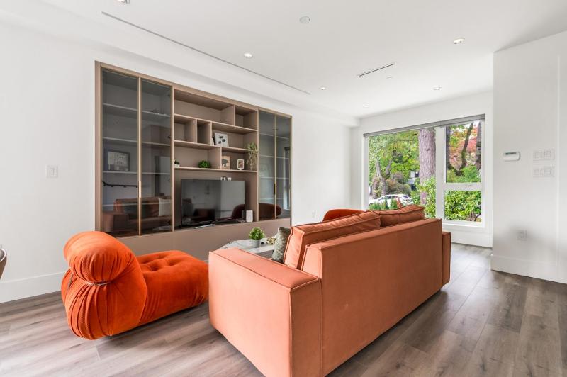 Charming and Modern Retreat in Vancouver Trendy 42nd Avenue Neighbourhood - image 15