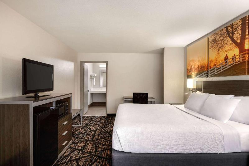 King Room with Roll-in Shower - Mobility Access/Non-Smoking image 3