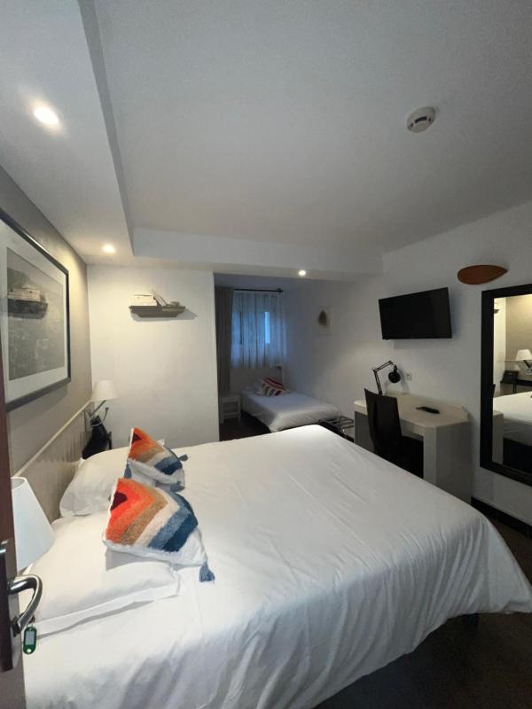 Economy Triple Room (Semi Basement) image 1