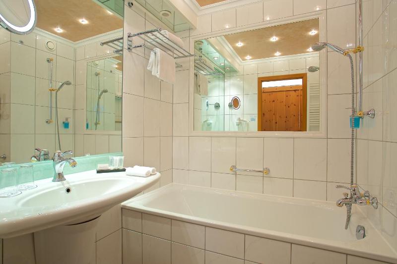 Standard Twin Room image 4