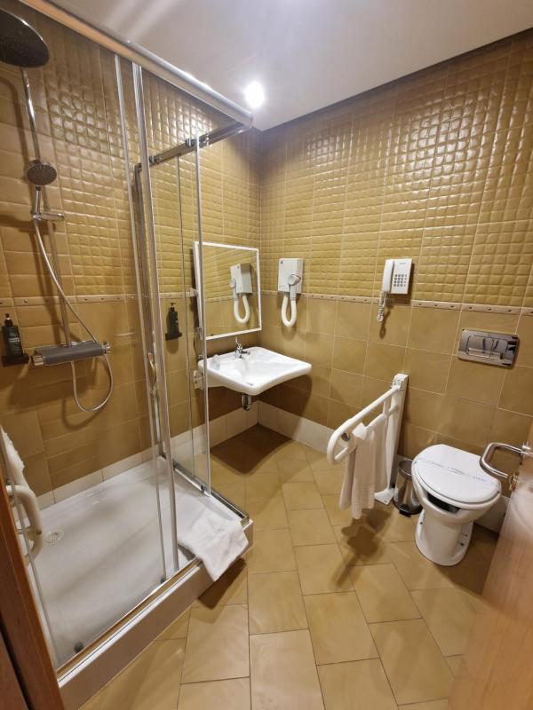 Queen Room - Disability Access image 2