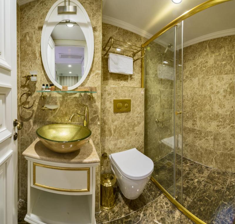 Superior Triple Room image 3