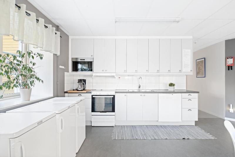 Single Room with Shared Bathroom image 3