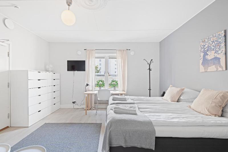 Double Room with Shared Bathroom image 1