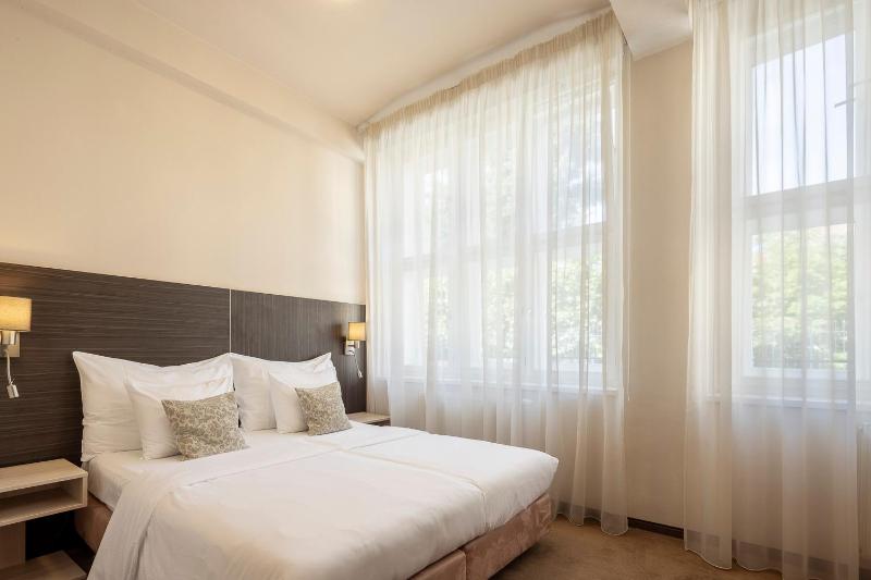 Deluxe Double or Twin Room image 3