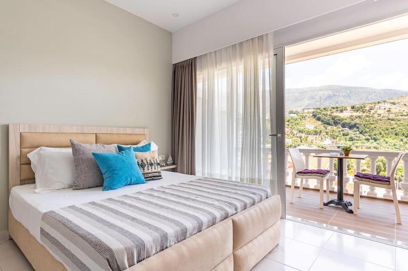 Luxury Room 2 - Vila Goro w Pool Parking and more - image 13