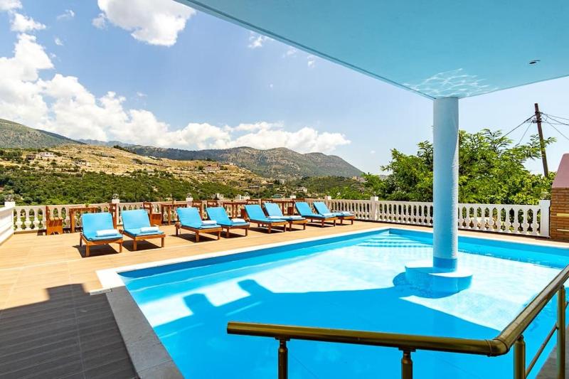 Luxury Room 2 - Vila Goro w Pool Parking and more - image 6