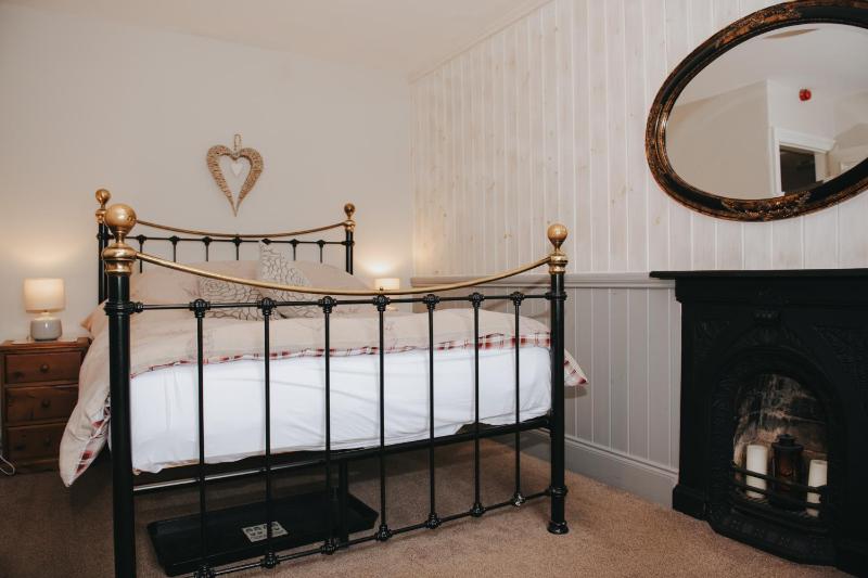 Standard King Room image 3