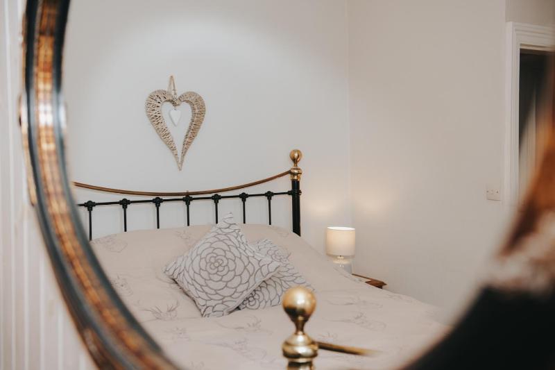 Standard King Room image 2