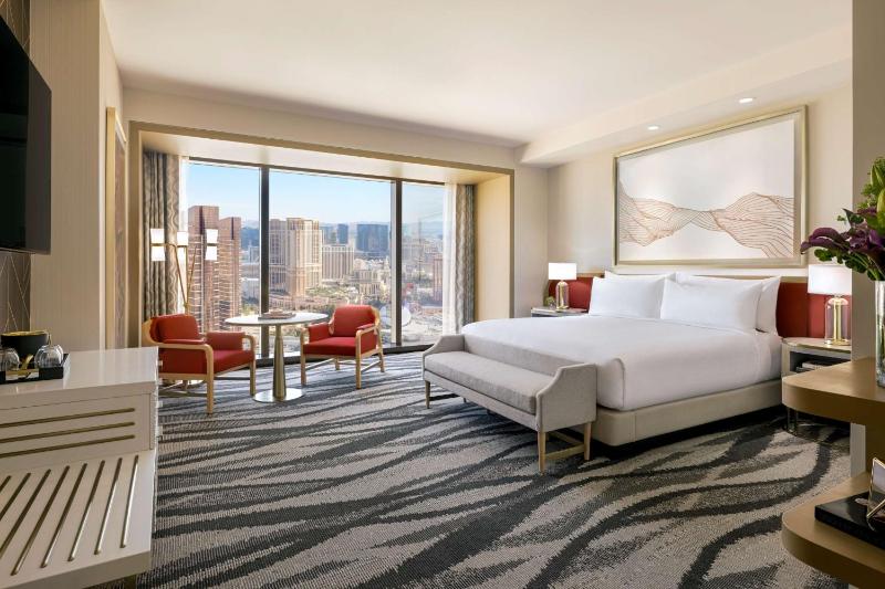 Premium King Room with Strip View - Hearing Accessible image 4