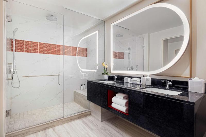 Premium King Room with Strip View - Hearing Accessible image 2