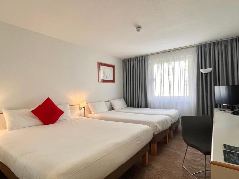 Classic Family Room with Double Bed and Two Single Beds image 3