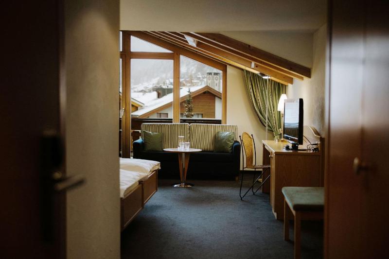 Deluxe Double Room with Matterhorn View image 4