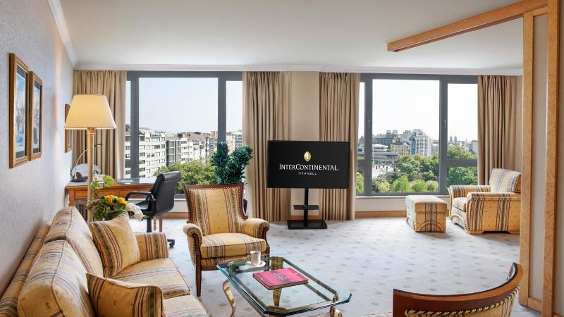 Junior King Suite with City View image 3