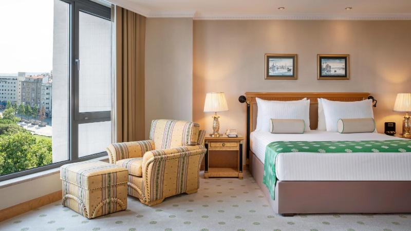 Junior King Suite with City View image 2