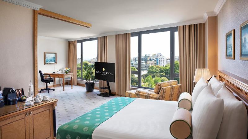 Junior King Suite with City View image 1