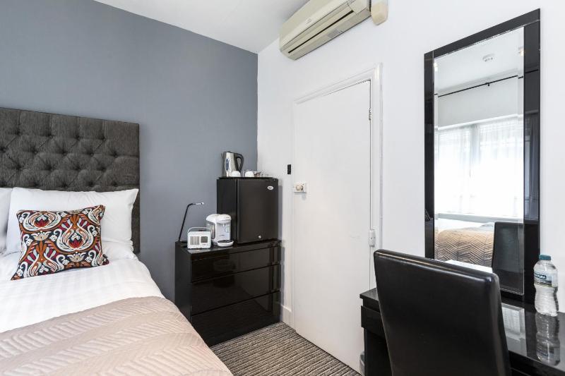 Double Room with Private Bathroom image 2