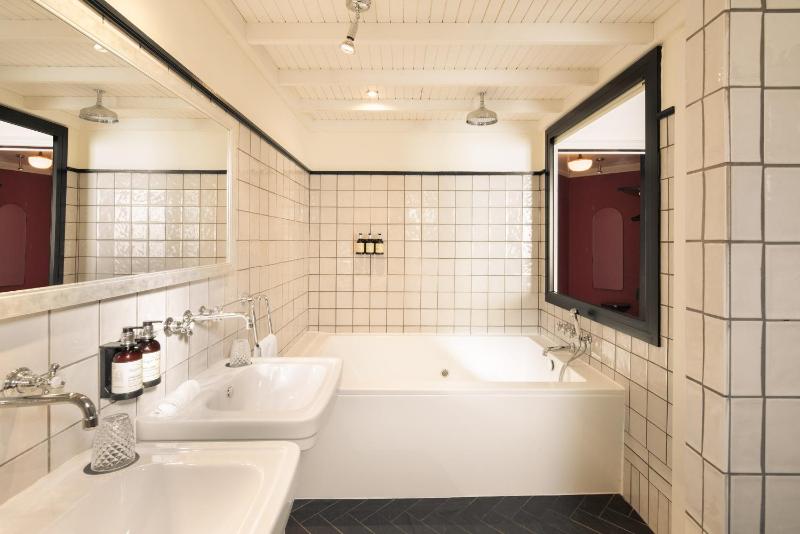 Suite Junior with Hot Tub image 2