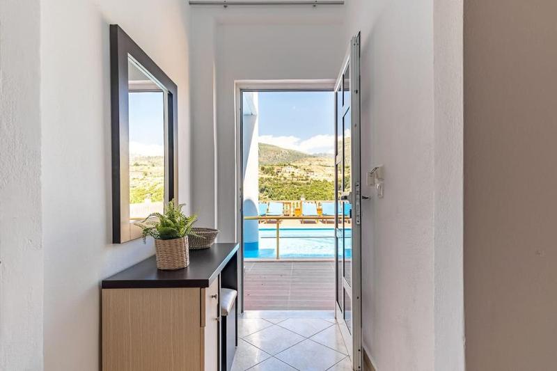 Goro 10 - Front Pool Kitchen & Parking - image 1