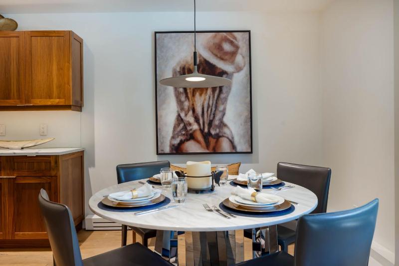 Luxurious 2 BR 2 BA - Aspen Core - image 11