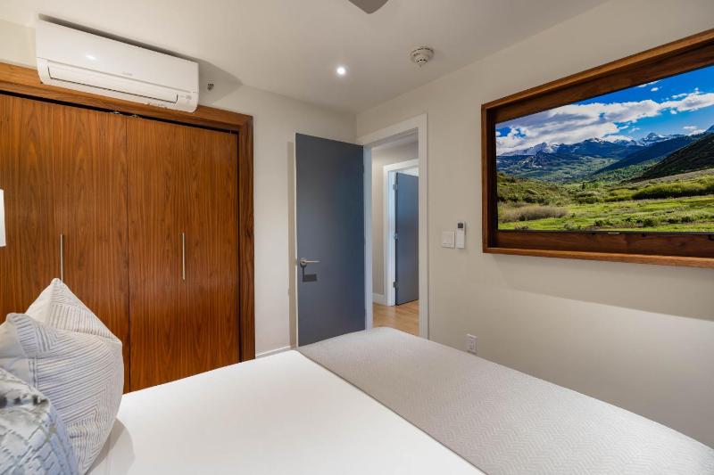 Luxurious 2 BR 2 BA - Aspen Core - image 15