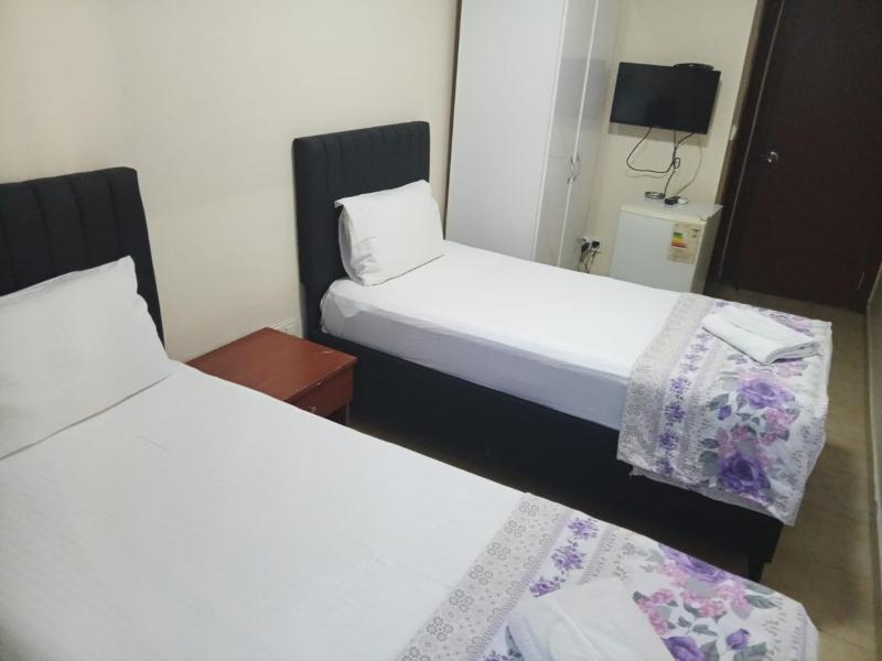 Twin Room with Private Bathroom image 4