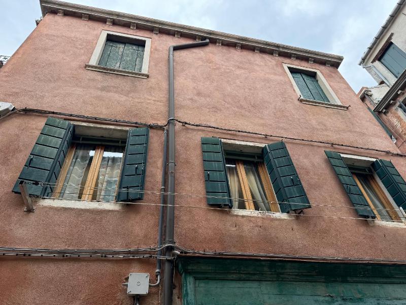 Comfort Triple Room with Shared Bathroom image 2