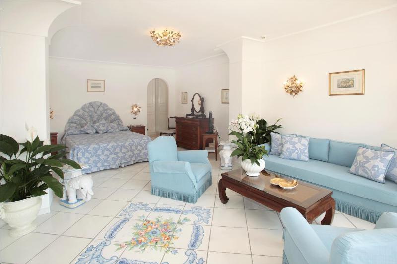 Junior Suite with Terrace and Sea View image 3