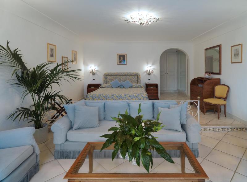 Junior Suite with Terrace and Sea View image 4