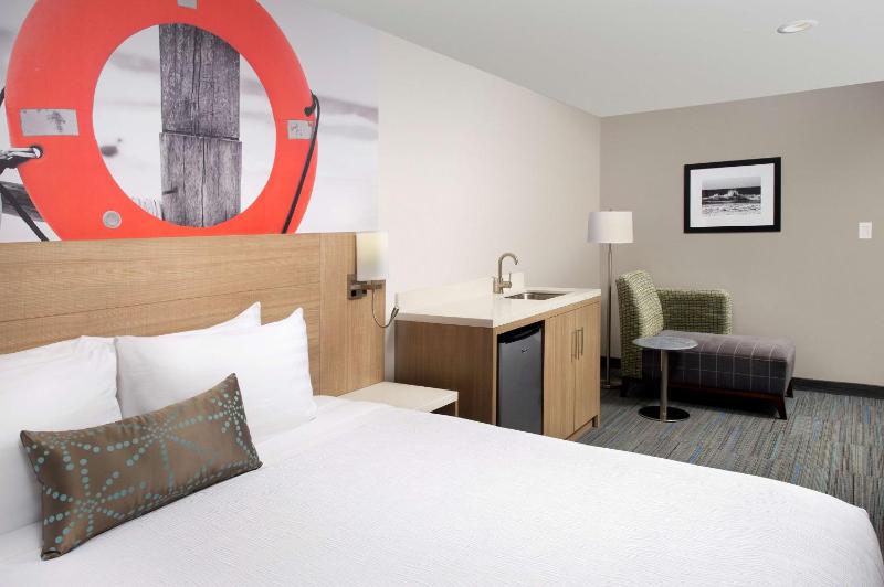 King Room with Wet Bar image 3