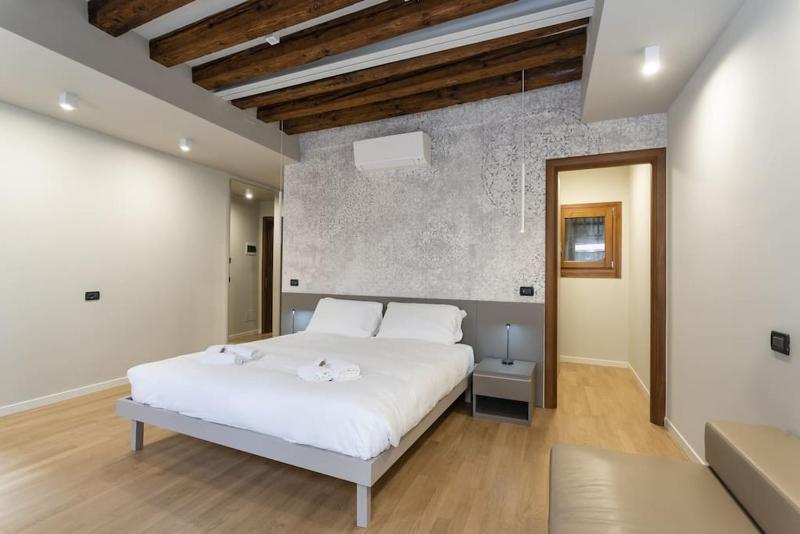 Rialto Prestige Apartment - image 14