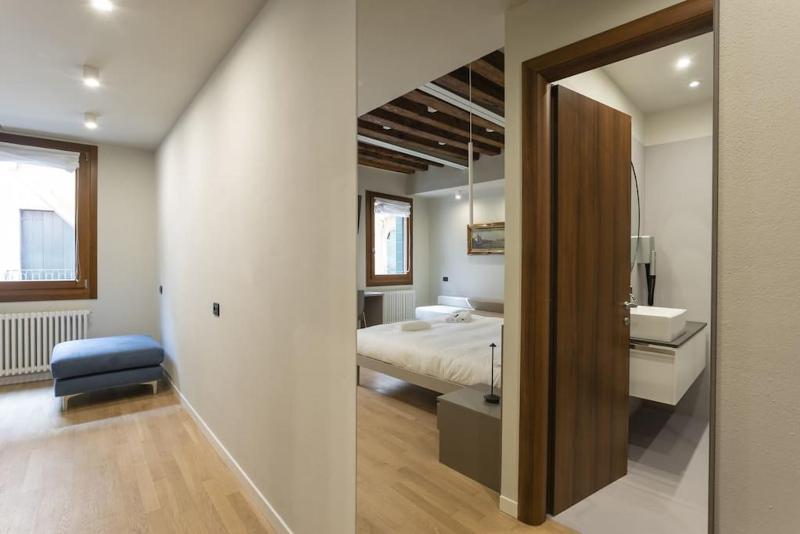 Rialto Prestige Apartment - image 16