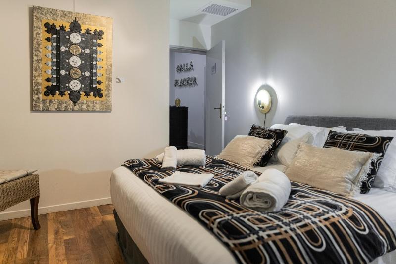 Superior Double Room with Bathtub image 2