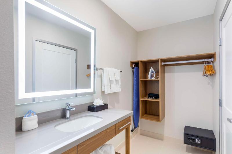 Two-Bedroom Suite with Three Queen Beds - Non-Smoking image 2