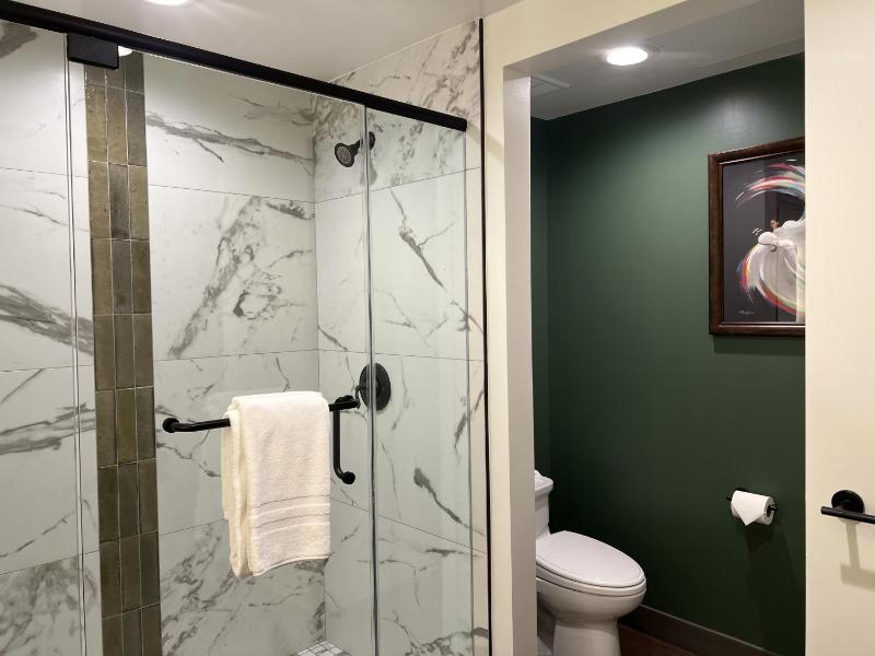 Standard King Room image 2