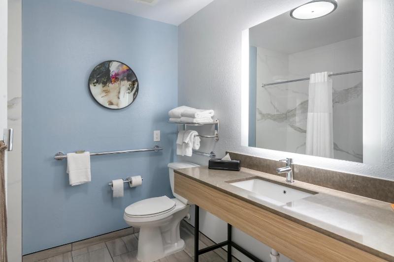 King Studio with Roll In Shower - Disability Access/Non-Smoking image 2