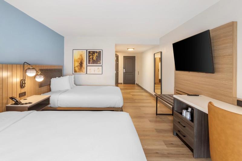 Queen Room with Two Queen Beds - Disability Access/Non-Smoking image 4