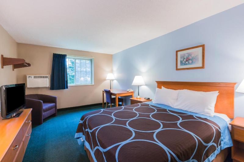 Queen Room - Pet Friendly/Non-Smoking image 3