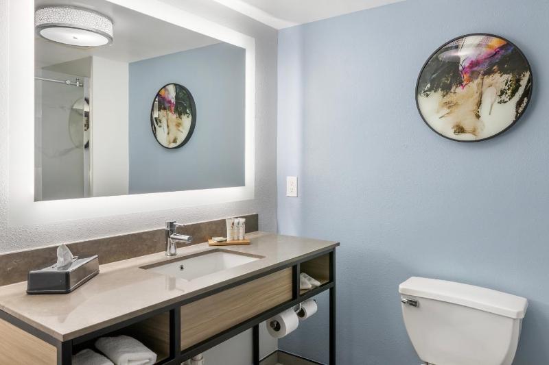 One-Bedroom King Suite - Non-Smoking image 2