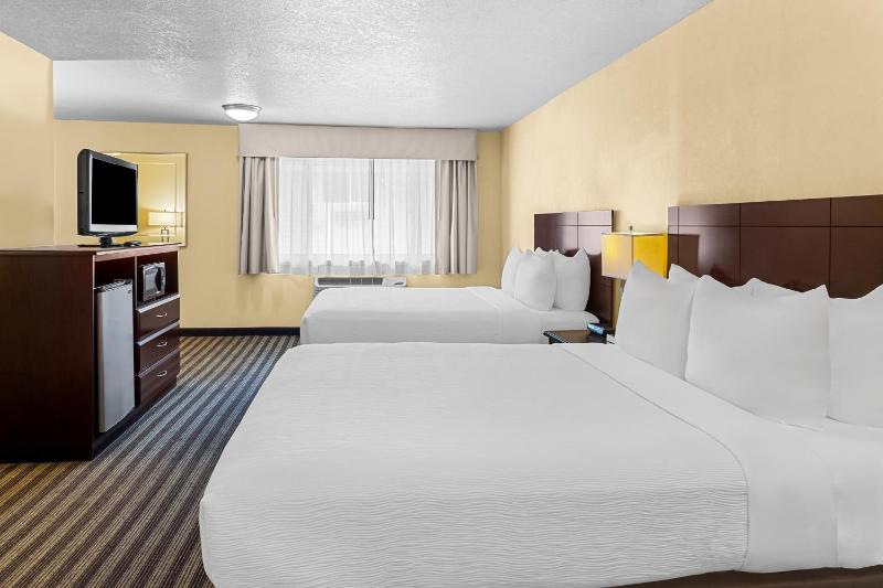 Queen Room with Two Queen Beds - Non-Smoking image 3