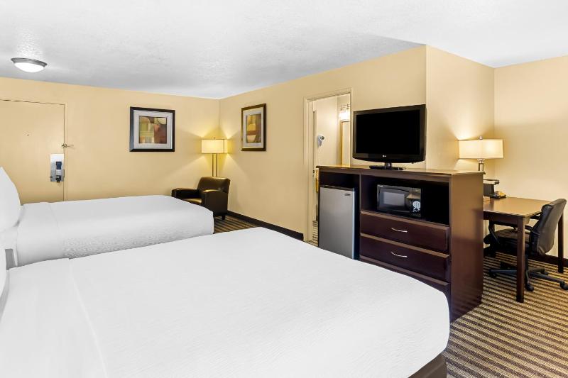 Queen Room with Two Queen Beds - Non-Smoking image 4