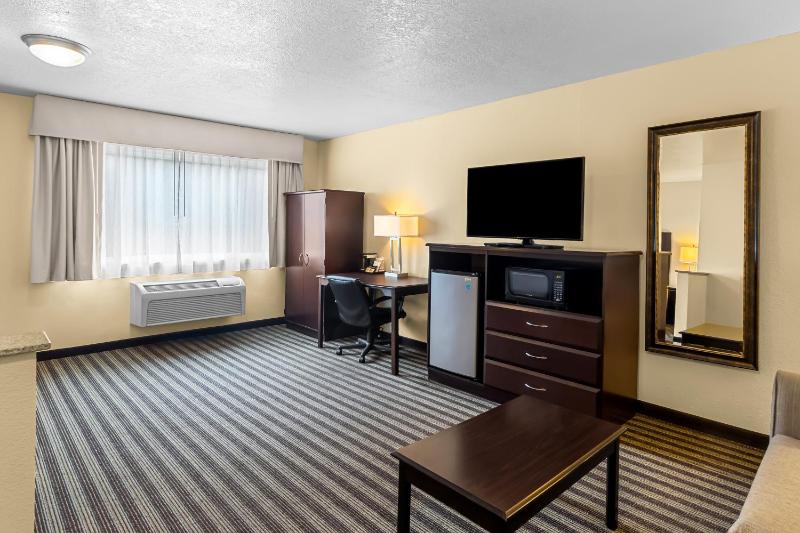 King Suite - Non-Smoking image 3