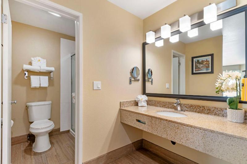 King Room - Non-Smoking image 2