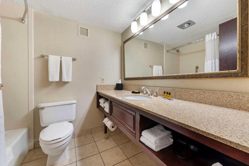 Queen Room with Two Queen Beds - Non-Smoking image 2