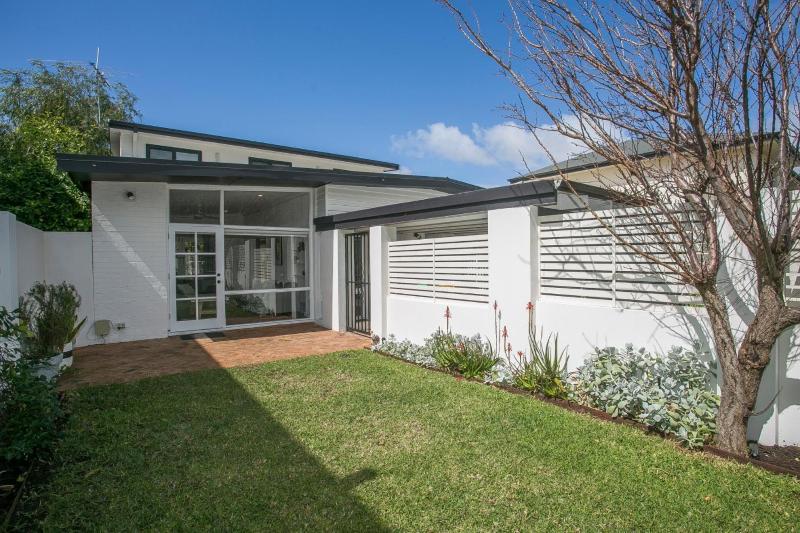 Coastal Charm 2 Bedroom with Space to Move - image 12