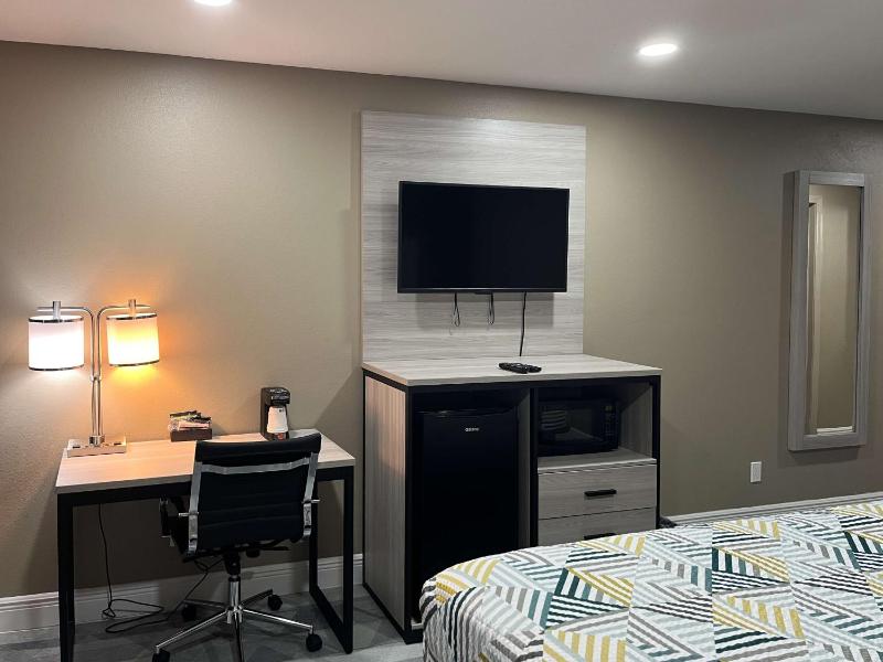 King Room with Roll-in Shower - Disability Access - Non-Smoking image 4